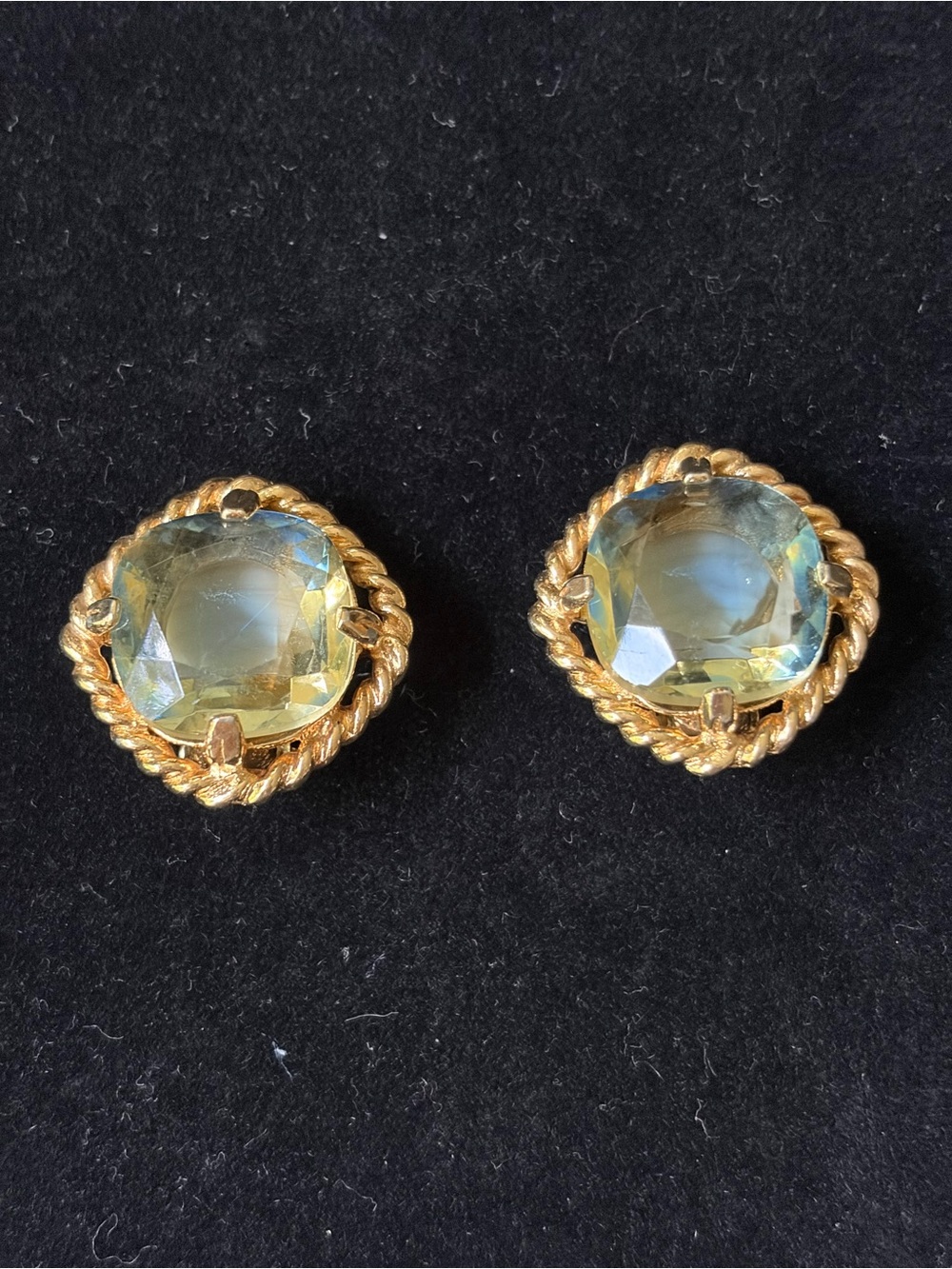 Vintage Sarah Coventry
Versailles Gold Tone Clip